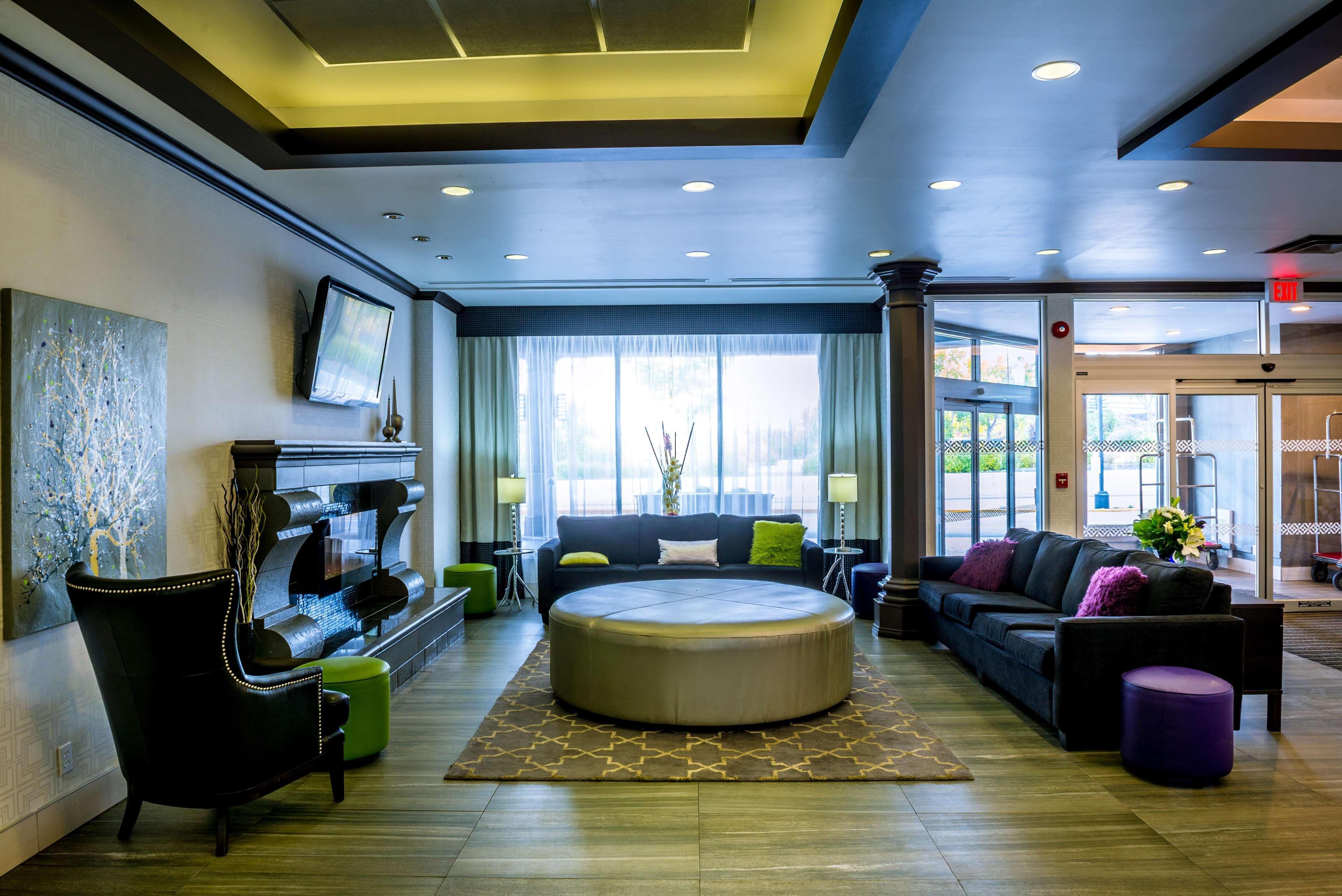 Best Western Plus Village Park Inn YYC Eksteriør billede
