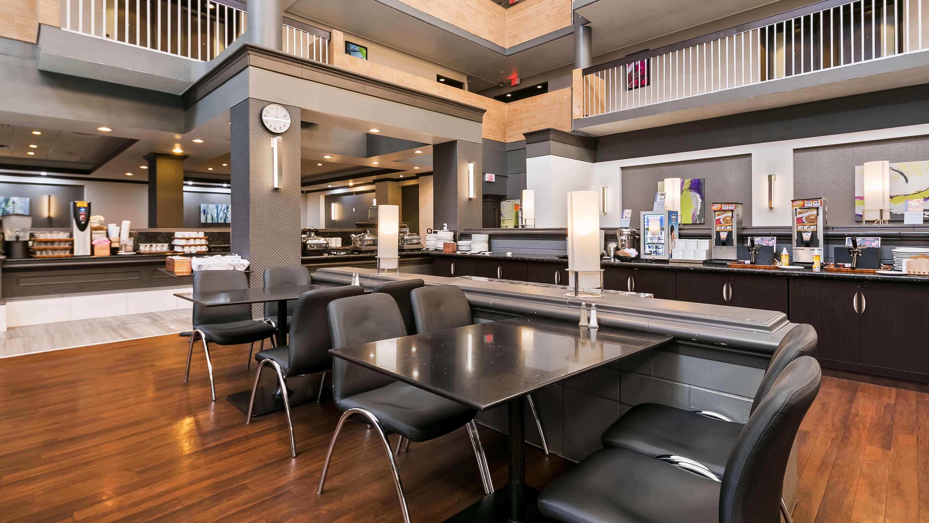 Best Western Plus Village Park Inn YYC Eksteriør billede