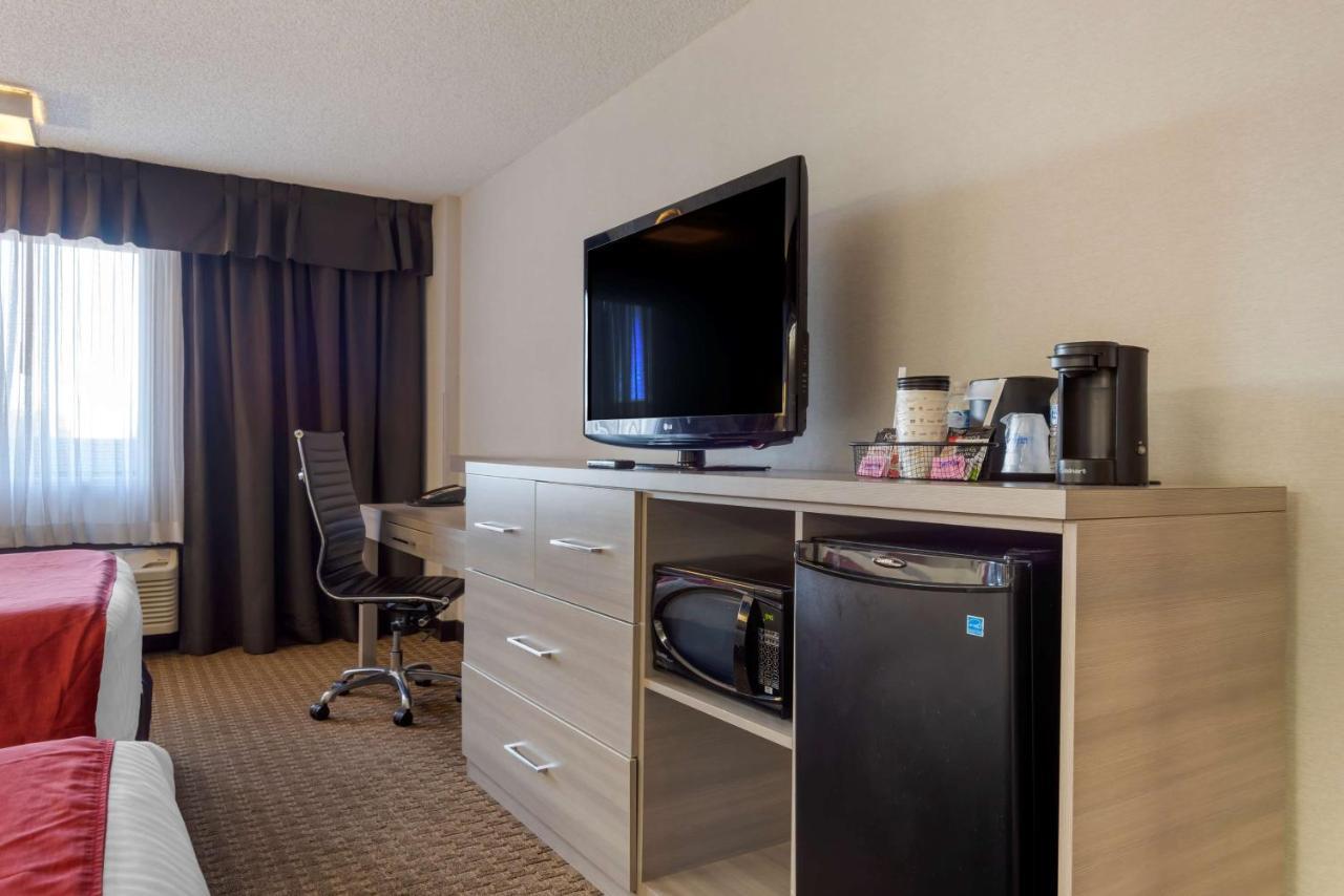 Best Western Plus Village Park Inn YYC Eksteriør billede